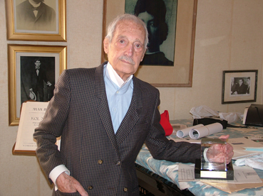 Miquel Ballester al costat del seu piano