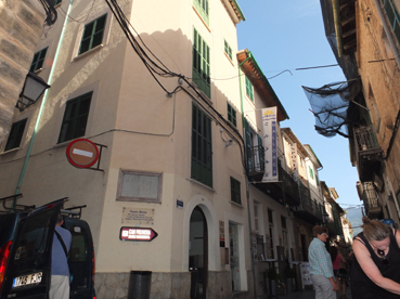 L’edifici acull diversos serveis municipals que s'haurien de reubicar.