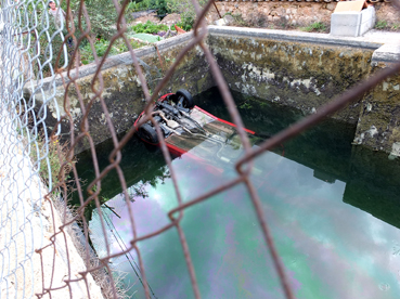 L'aigua deixa entreveure el vehicle trabucat