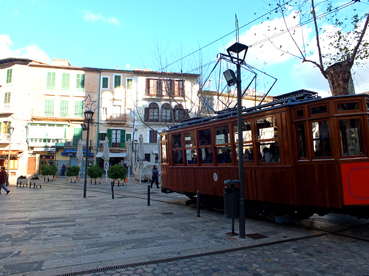 El tramvia passant per Plaça, ahir