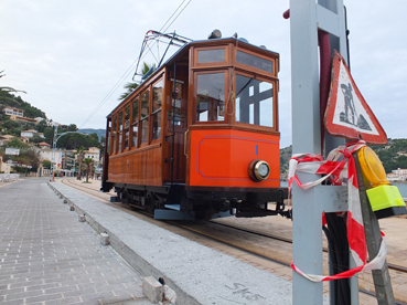 El tramvia circulant pel costat del baixador.