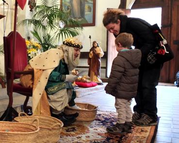 Un infant entregant la carta a un patge