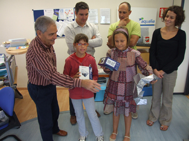 Dues nines obrint els seus regals