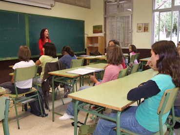 Una professora donant les primeres classes