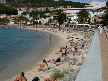 La platja nova del Través, plena de banyistes