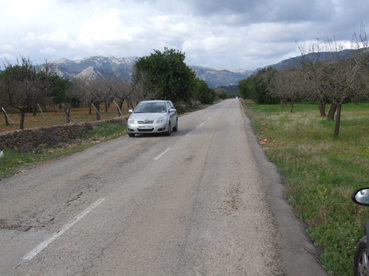 La calçada és de les més estretes de l'illa.