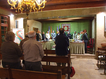 Els corporatius i el públic drets i en silenci