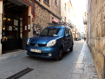 Un vehicle transitant amb la nova direcció, avui
