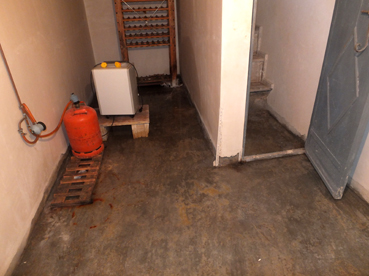 L'aigua s'acumula dins les botigues