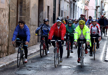 Els ciclistes arribant a Sóller.