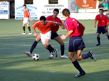 Substituir l’actual gespa artificial serà la primera prioritat.