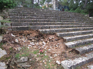 Les peces robades a l'escala del monument