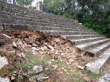 Els malfectors han desclavat les pedres de l’escalonada.