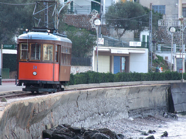 El tramvia, al seu pas pel Través.