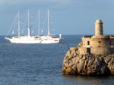 El Wind Spirit fondejat davant la badia