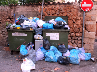 Residus acumulats fins avui al carrer de Pastor