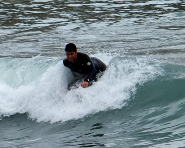 Un surfer amb la seva taula al Port