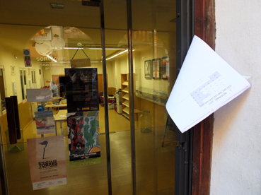 Els treballadors instal.laven els mobles, avui