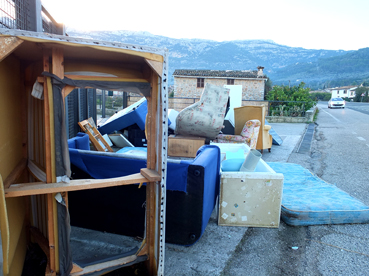 Els residus s'acumulen devora la porta de Deixalles