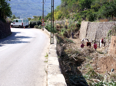 Els operaris treballant al llit del torrent.