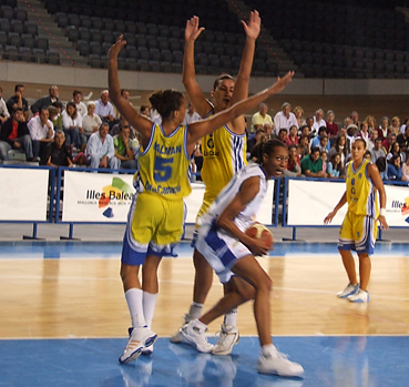 Muririel Page intentant sortir d'un bloqueig rival