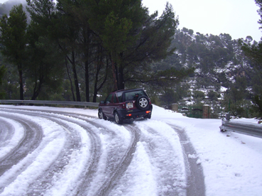 Un vehicle, intentant circular per la carretera del Puig Major.