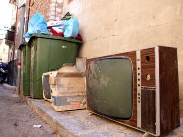 Dos vells aparells de televisió abandonats al carrer