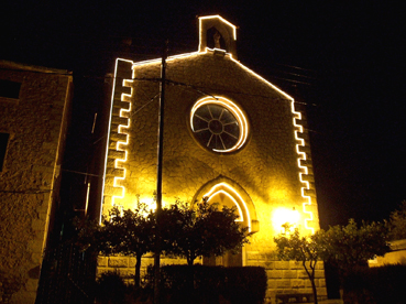 L’església parroquial de l’Horta, amb la il.luminació nadalenca ja encesa.