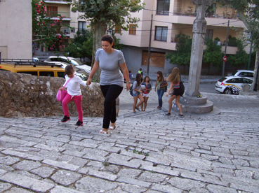 Uns escolars anant al seu centre recentment