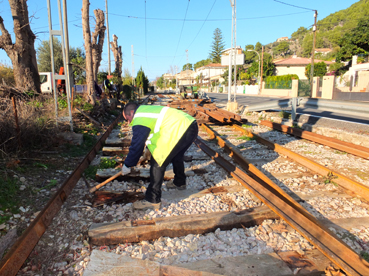 Un operari treballant a la via del tramvia