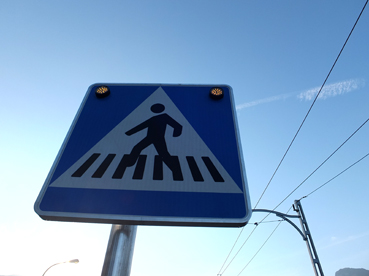 Els llums intermitents acoblats a la senyal de trànsit