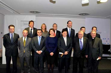 Óscar Mayol, president del tren, entre les autoritats presents a l'acte