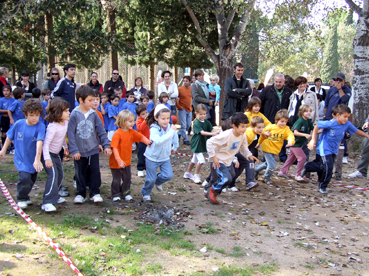 Uns nins jugant durant la diada.