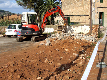 Una retroexcavadora ha retirat els paretons i capa asfàltica del pàrquing.