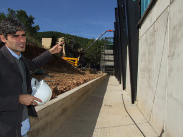 Colom mostrant les instal.lacions a la premsa