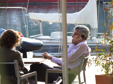 El diputat parlant per telèfon en una terrassa del Port