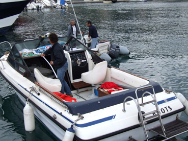 Els tripulants a l'arribada al Port