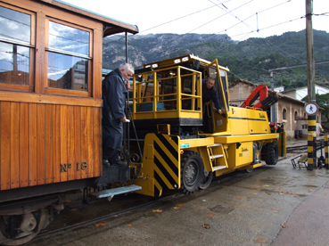 El tren essent remolcat cap a l'estació.