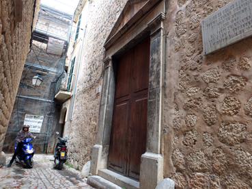 La fatxada de la petita església del carrer de l'Hospici