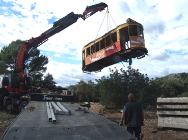 El tramvia quan era descarregat a Santa Maria