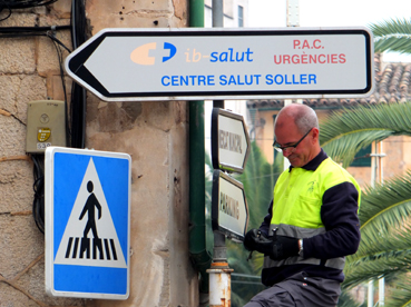 Un operari treballant, avui, en els indicadors