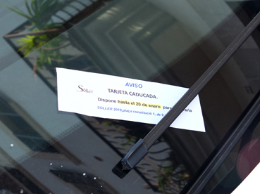 Un cartellet en un cotxe aparcat al carrer, avui