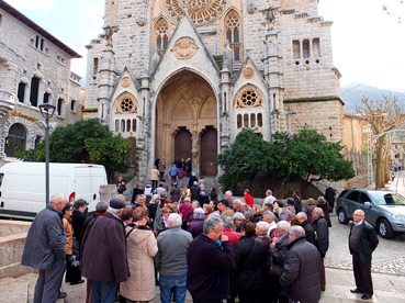 Un grup d'ancians fent turisme, avui a Plaça