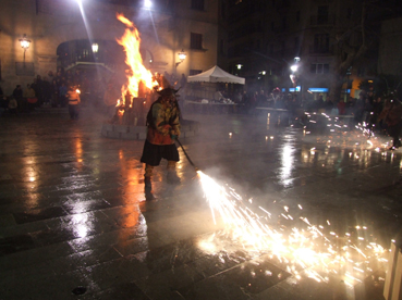 L'encesa del fogueró de Sóller, a càrrec d'Esclatabutzes.