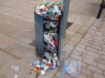 Una paperera plena a vessar