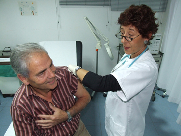 El regidor de Sanitat vacunant-se l'octubre de 2007