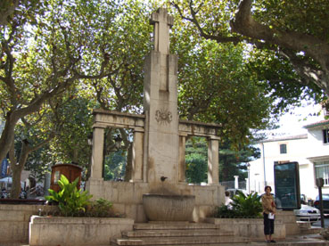 El monument als Caiguts, susceptible de ser modificat o retirat.