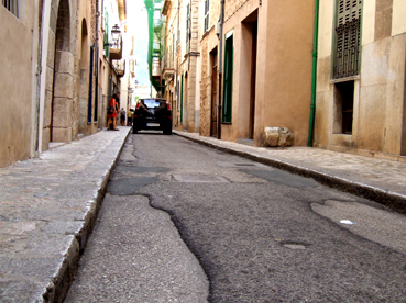 El carrer de Sant Bartomeu, amb l'asfalt desgastat