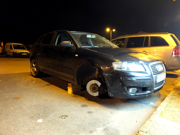 El vehicle estacionat a Teixidors sense les rodes davanteres
