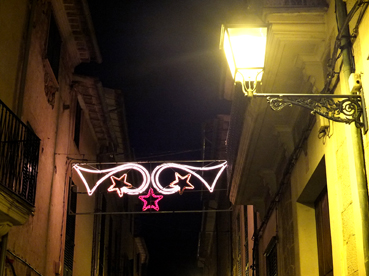 Una garlanda encesa al carrer de Sa Lluna